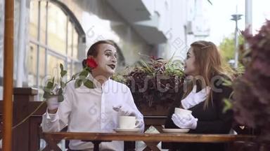 两个快乐的哑剧在咖啡馆里约会。 浪漫的约会